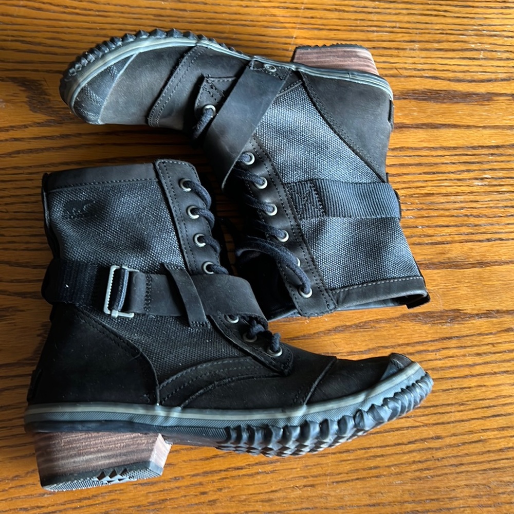 Sorel Women’s boot.  Super cute pull on boot